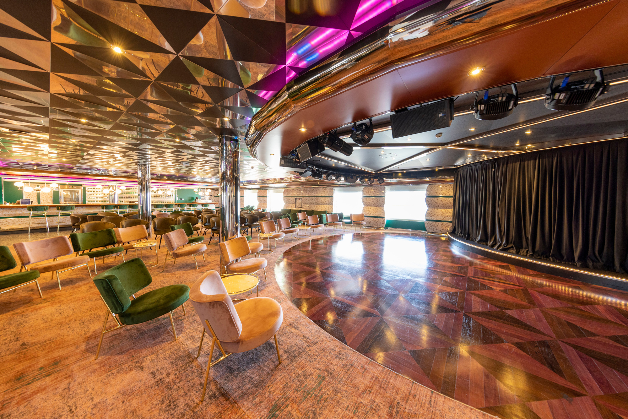 MyCruise Carnival Luminosa Offentlige-arealer Barer-lounger-atrium3